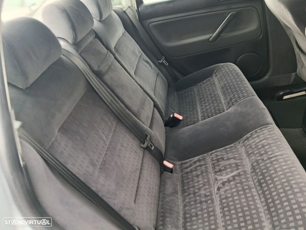 VW Passat 1.9 TDi Highline - 18