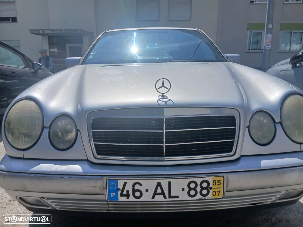 Mercedes-Benz E 220 D Classic - 3