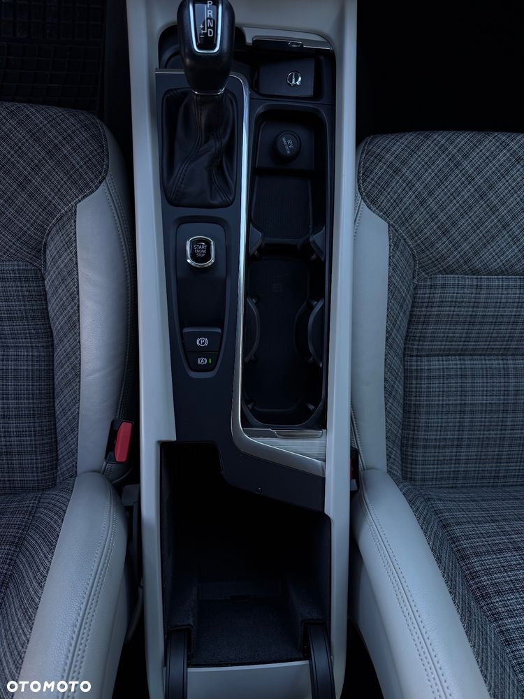 Volvo V60 D4 Momentum Pro - 40