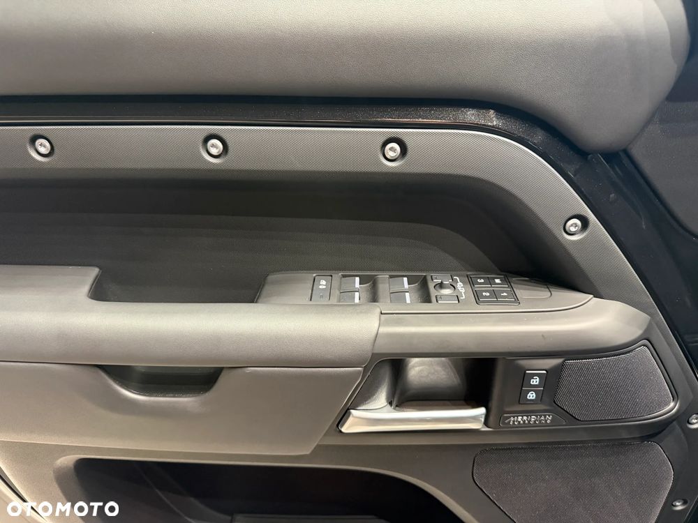 Land Rover Defender 3.0 D300 mHEV X-Dynamic HSE - 15
