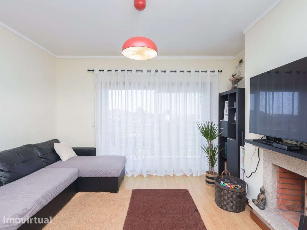 Apartamento T2 com Varanda e Garagem em Canelas - Grande imagem: 4/26