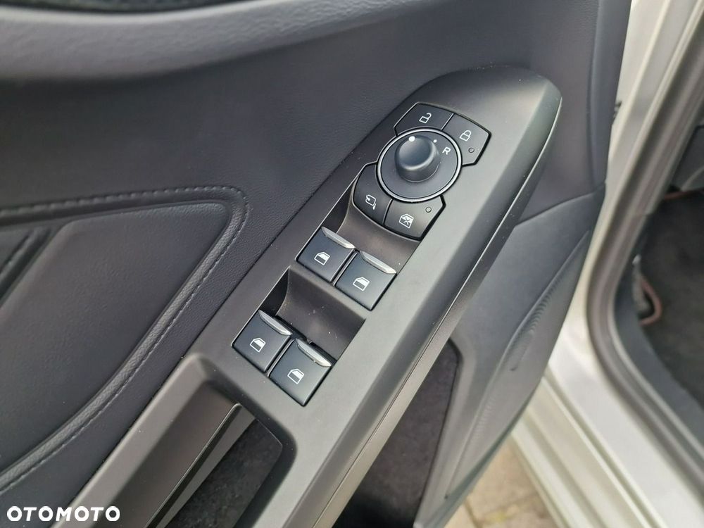 Ford Focus 1.0 EcoBoost Hybrid ST-LINE X - 32