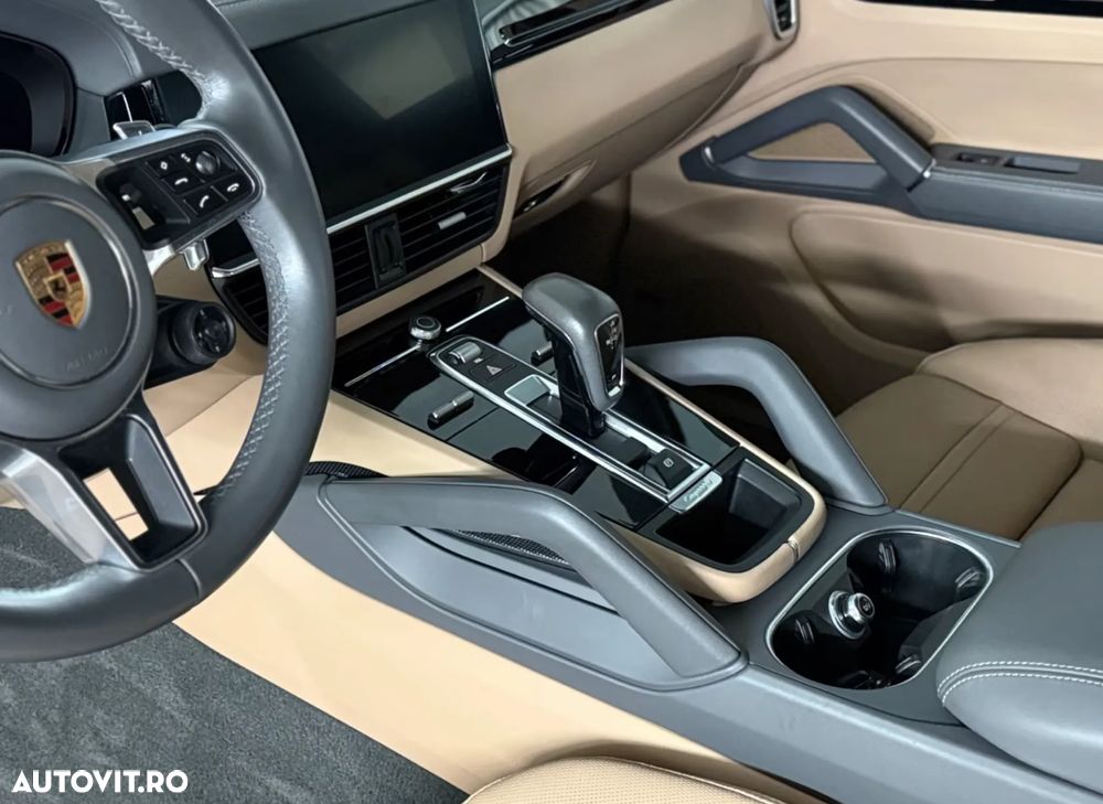 Porsche Cayenne Coupe E-Hybrid - 8