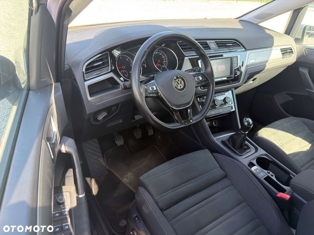 Volkswagen Touran - 12