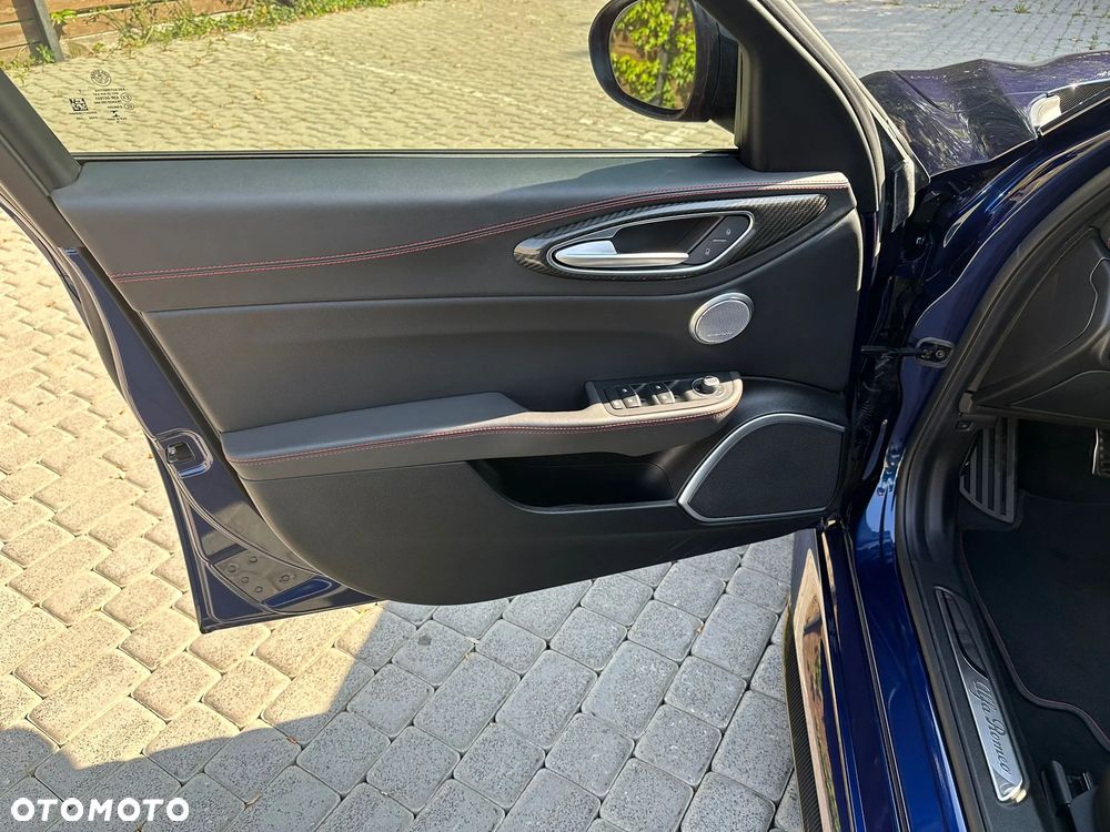 Alfa Romeo Giulia 2.9 V6 Bi-Turbo AT8 Quadrifoglio - 11