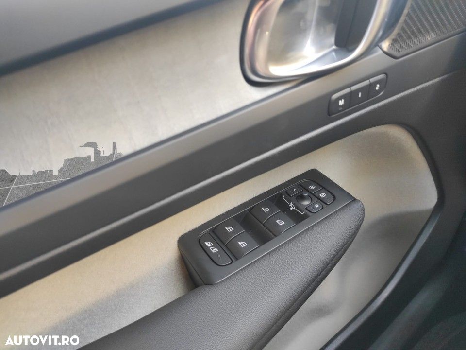 Volvo XC 40 B4 AT FWD MHEV Plus Dark - 14