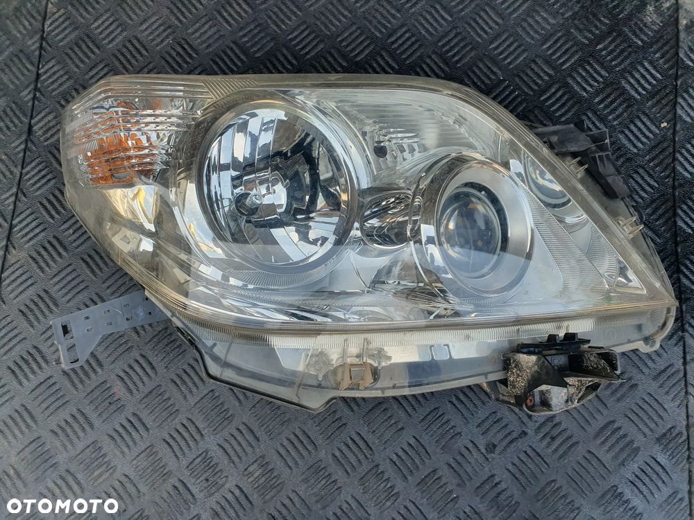 TOYOTA LAND CRUISER 150 2009-12 REFLEKTOR PRAWY  ZWYKŁY LAMPA PRAWA - 1