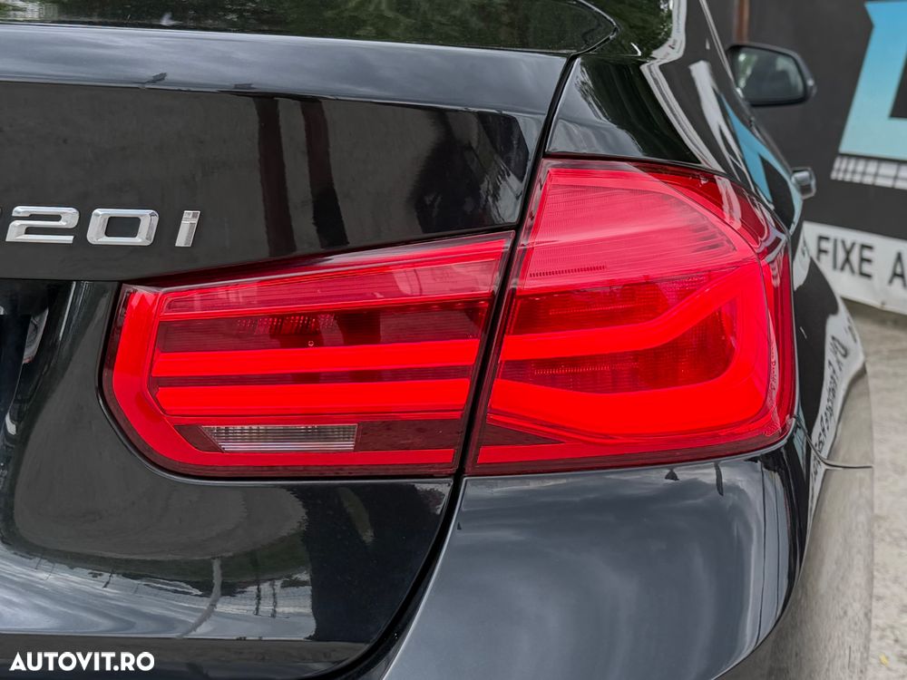 BMW Seria 3 320i Aut. Luxury Line - 32