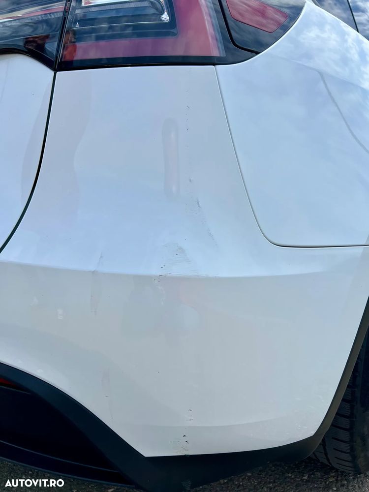 Tesla Model Y - 12