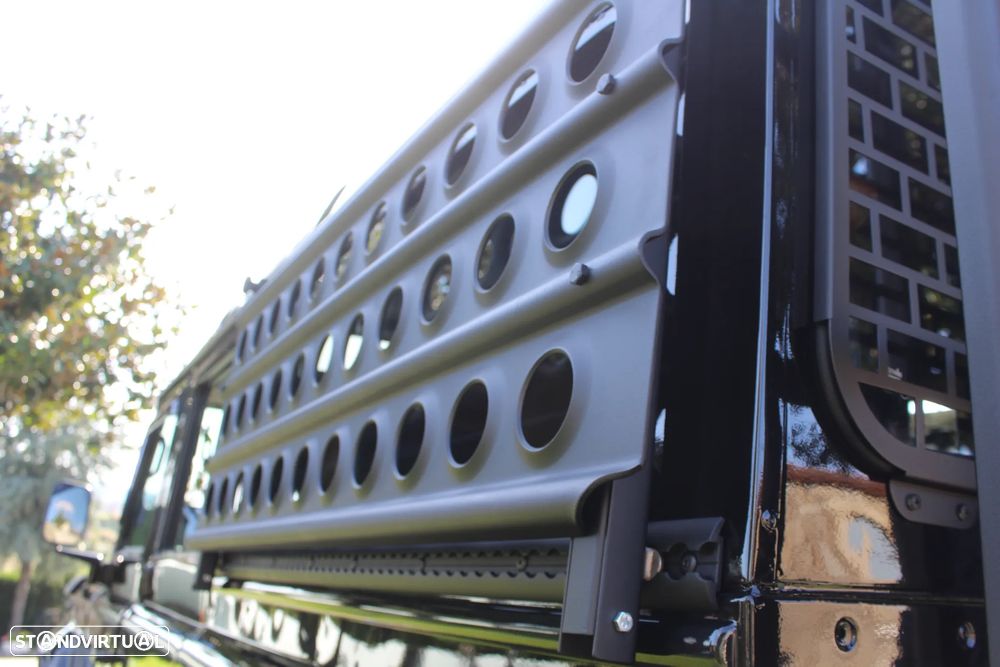 Land Rover Defender 110 Black Pearl Limited Edition - 17