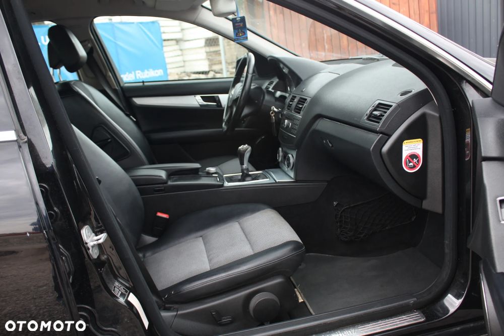 Mercedes-Benz Klasa C 180 CGI BlueEFFICIENCY Avantgarde - 29