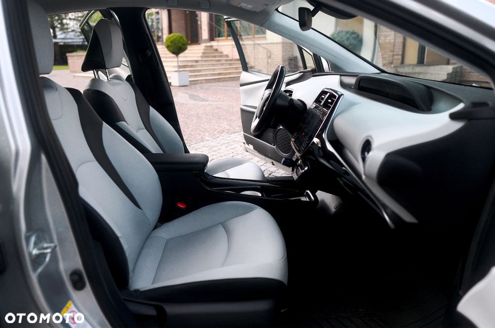 Toyota Prius (Hybrid) Executive - 13