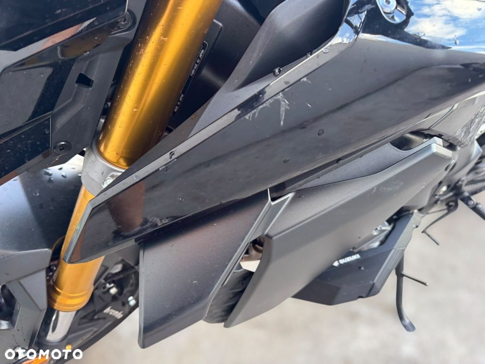 Suzuki GSX - 17