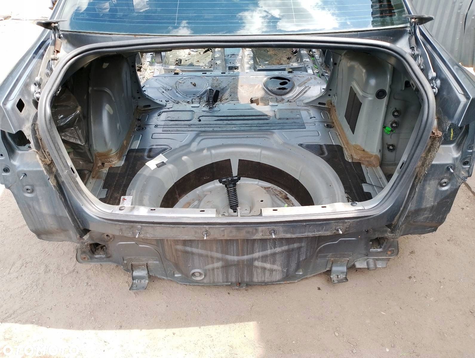WANNA BAGAŻNIKA PAS TYLNY VW JETTA V SEDAN LD7X - 1