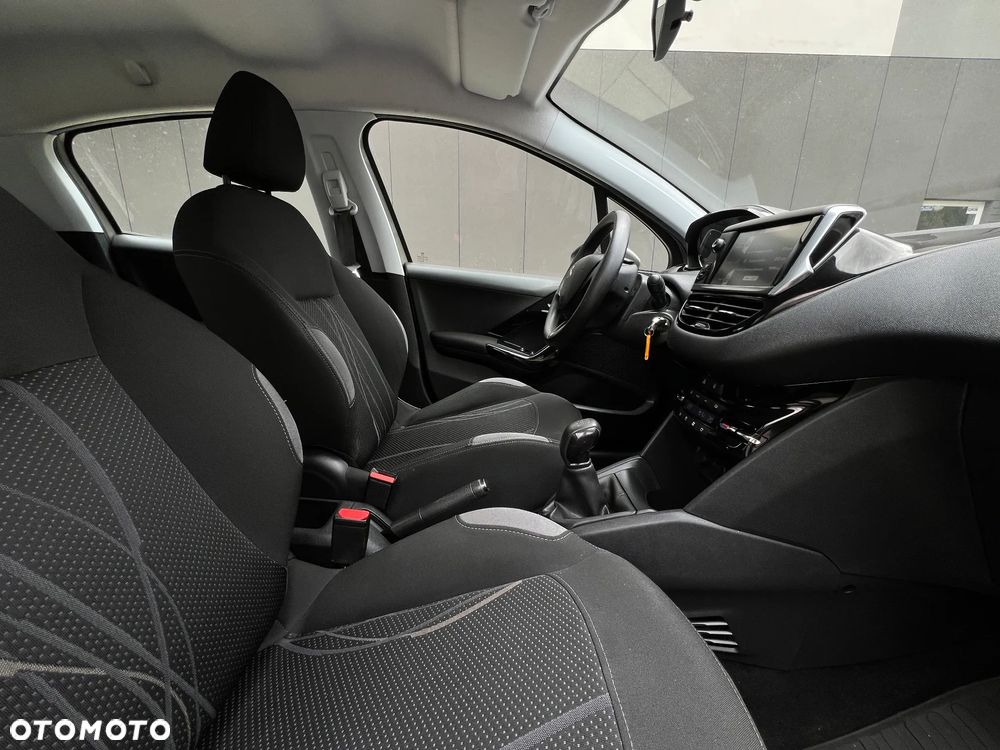 Peugeot 208 - 11