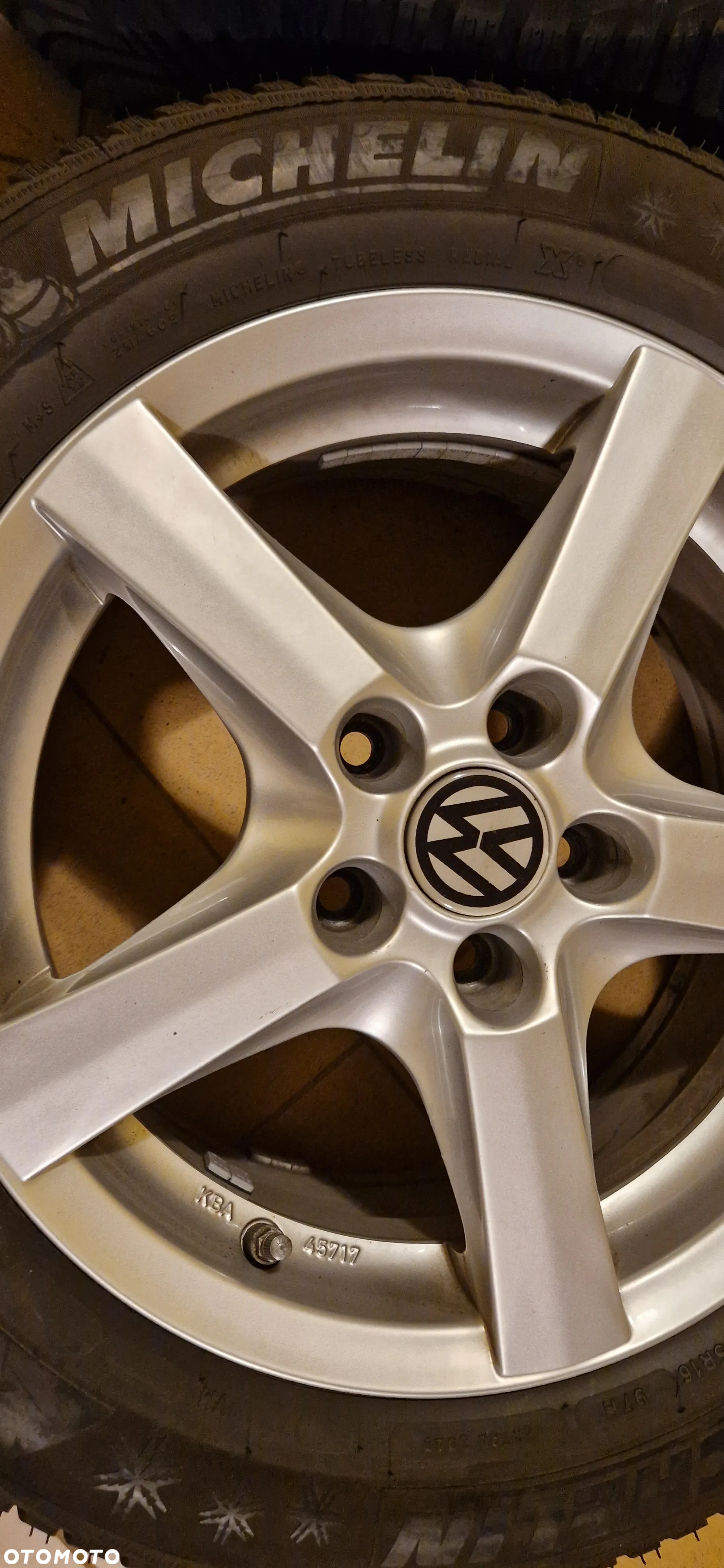 Sprzedam komplet kół z felgami aluminiowymi do VW Passata. Opony Michelin 215/55/R16 - 18
