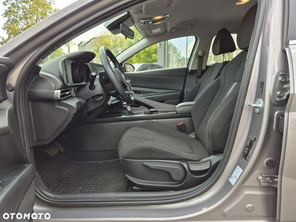 Hyundai Elantra - 12