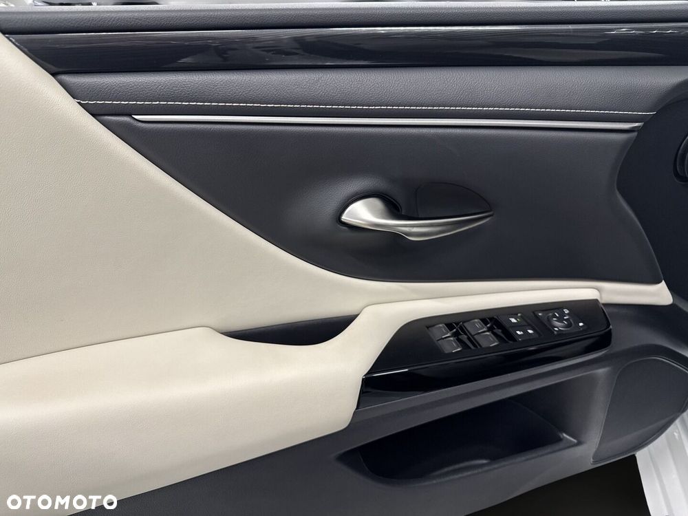 Lexus ES 300h Business Edition - 16