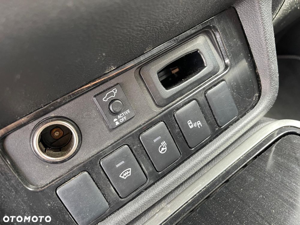 Mitsubishi Outlander Instyle NAVI + - 18
