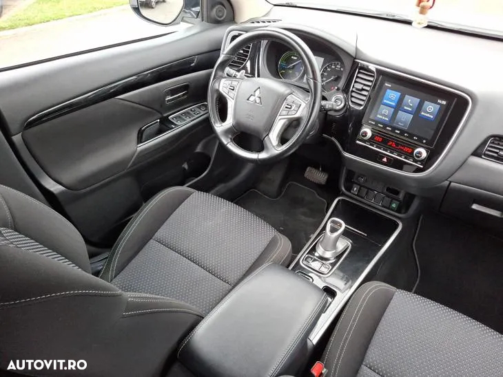 Mitsubishi Outlander 2.4 4WD Plug-In Hybrid - 18