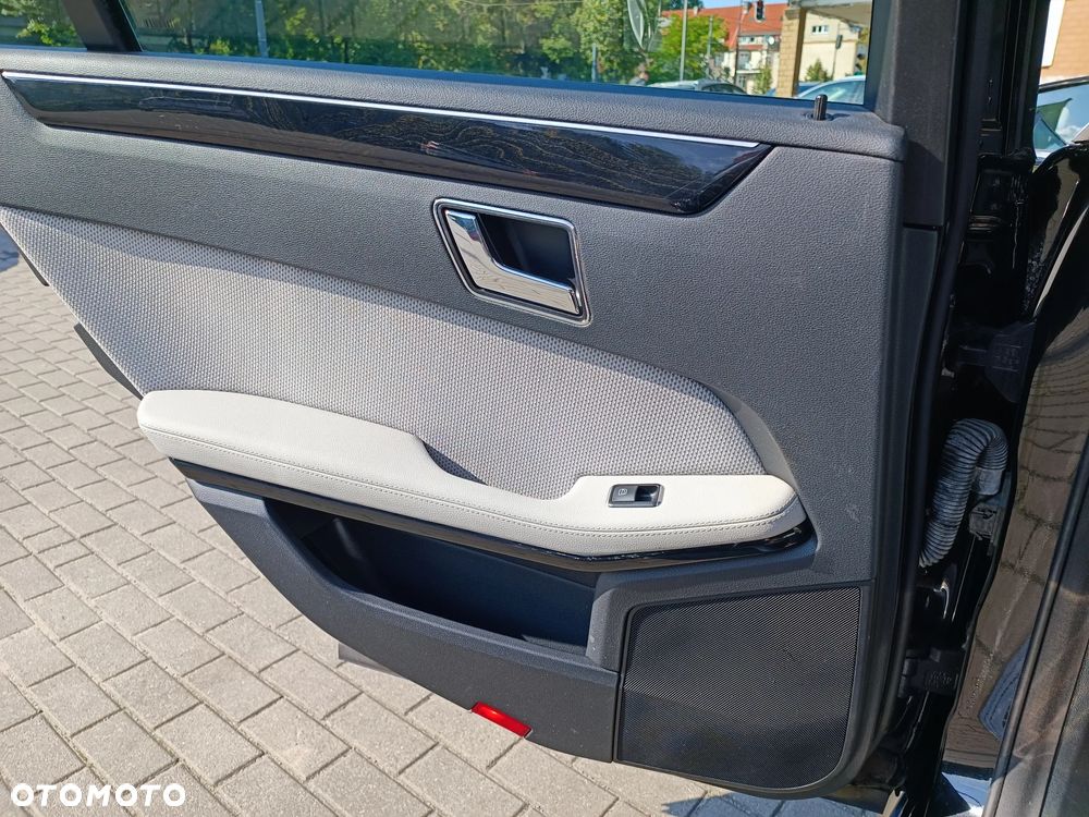 Mercedes-Benz Klasa E 200 T CGI BlueEFFICIENCY 7G-TRONIC Avantgarde - 30