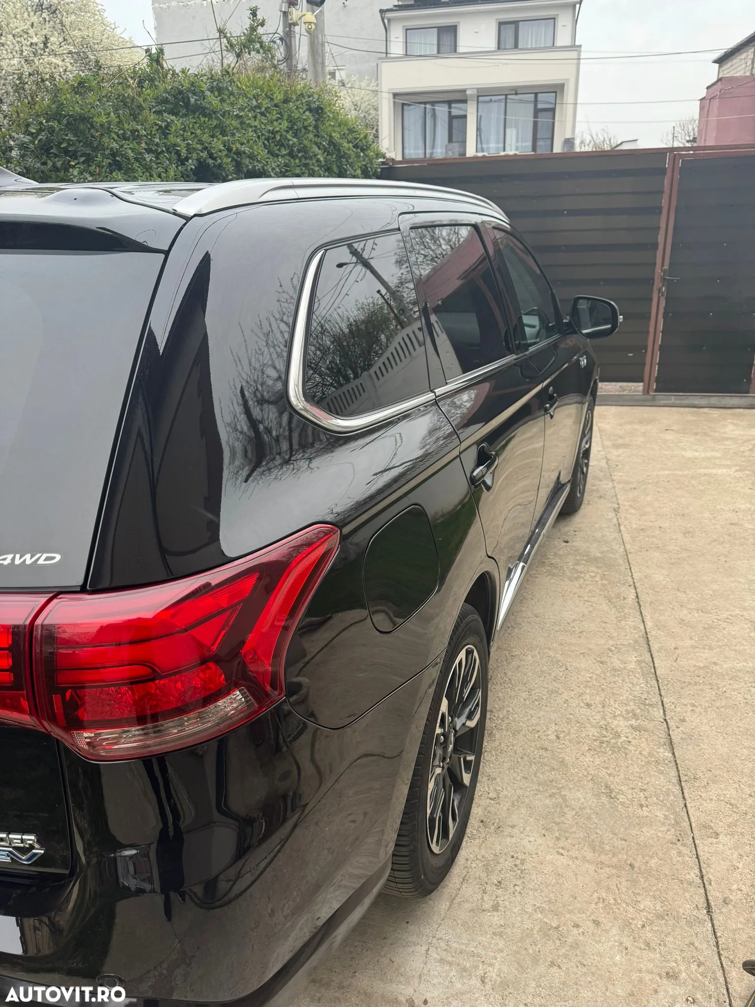 Mitsubishi Outlander - 4
