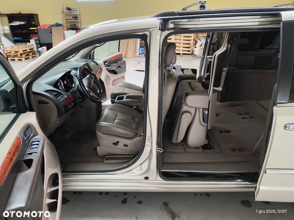 Chrysler Town & Country 3.6 Limited - 15