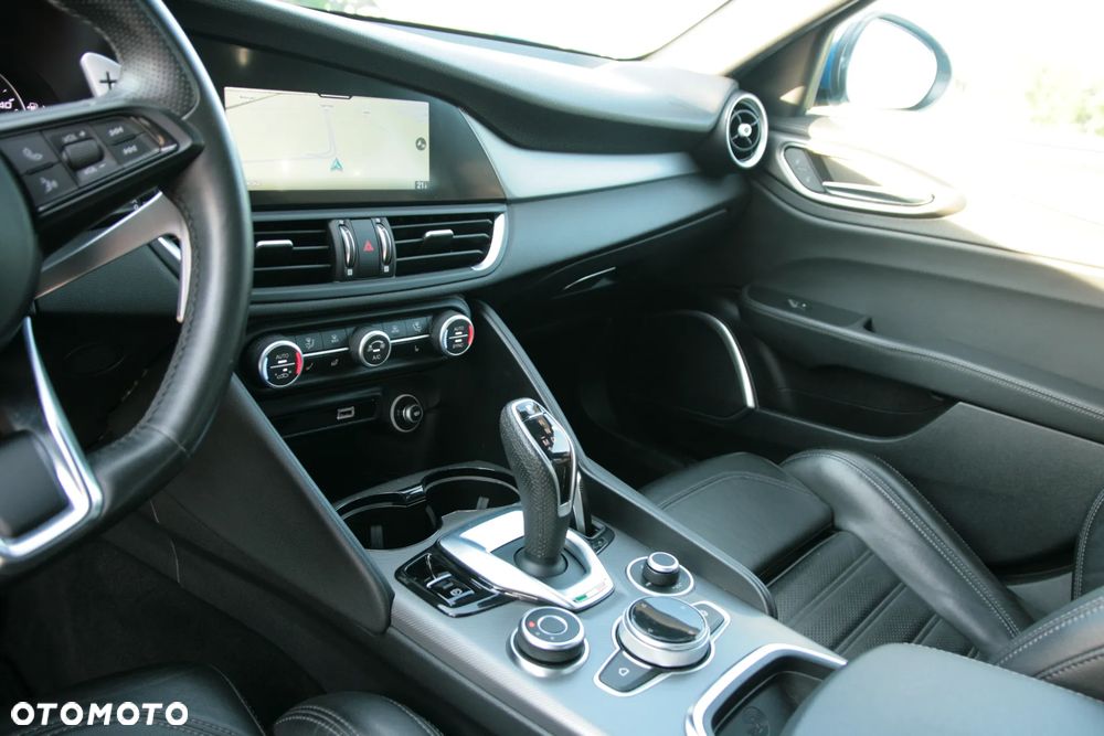 Alfa Romeo Giulia 2.0 Turbo 16V AT8-Q4 Veloce - 9