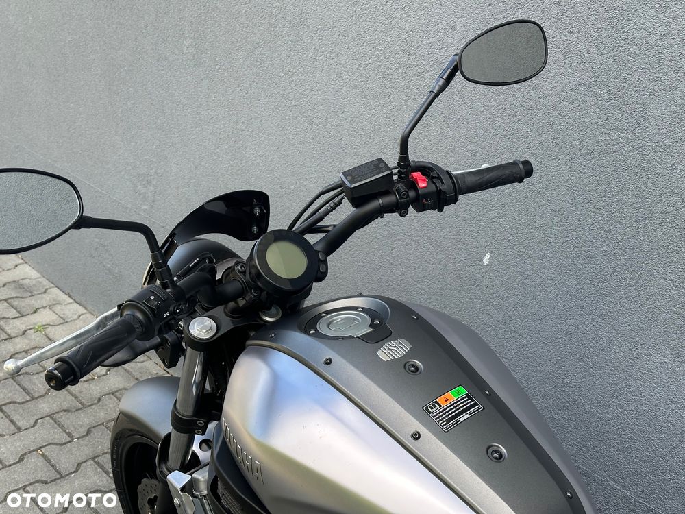 Yamaha XSR - 18