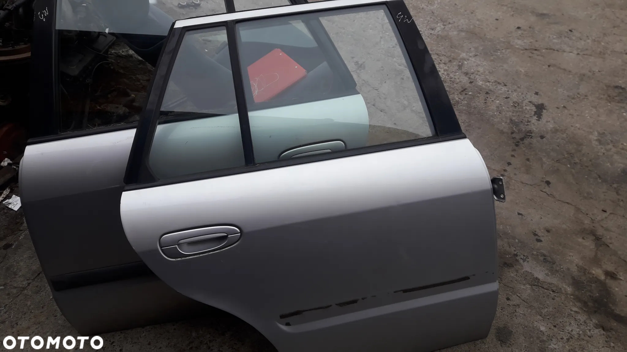 Mazda 626 GW Kombi  Drzwi tylne prawe lewe szyba w kolor  18G - 6