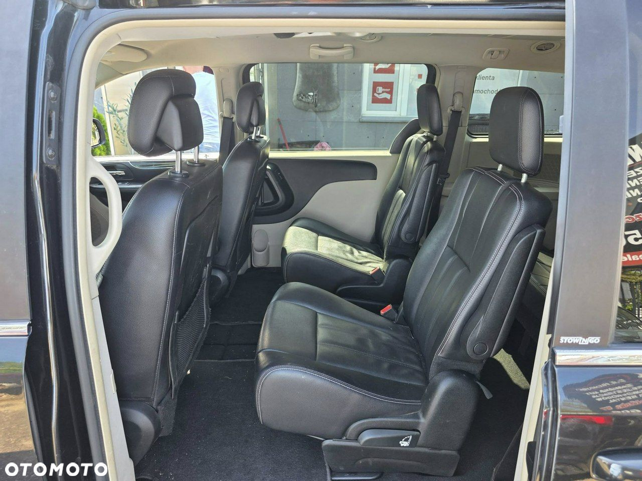 Chrysler Town & Country - 24