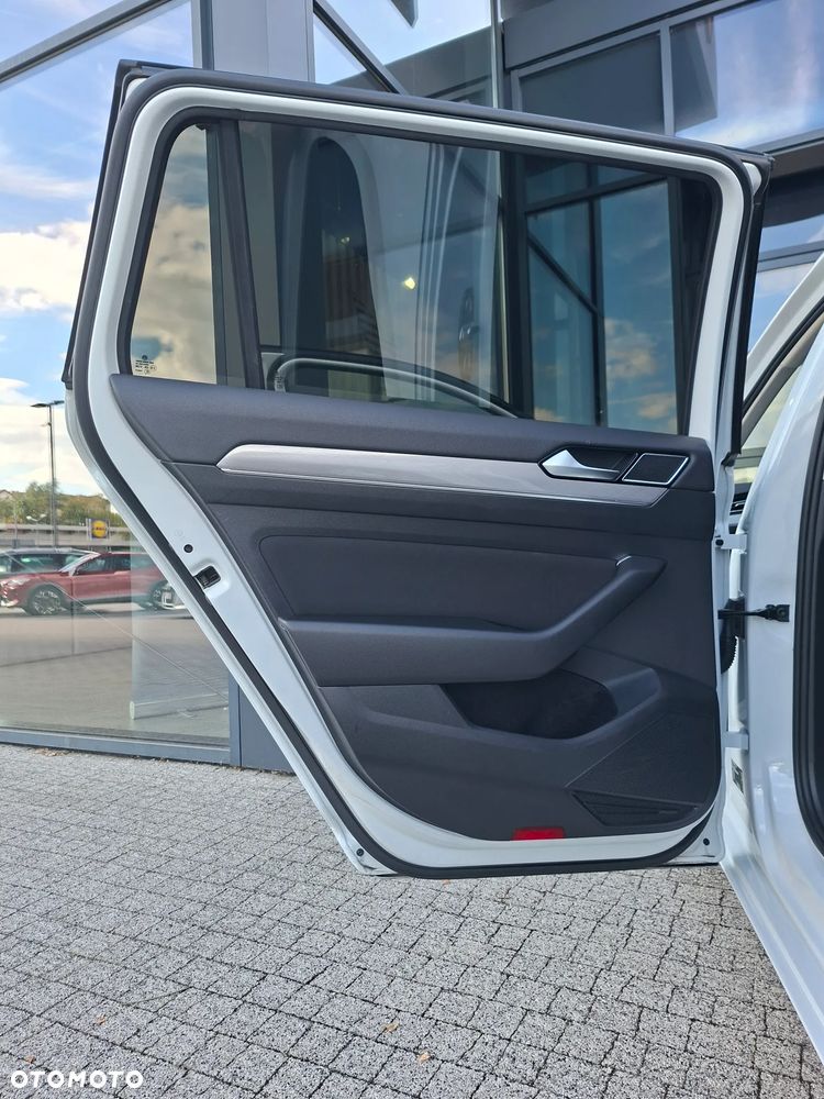 Volkswagen Passat - 11