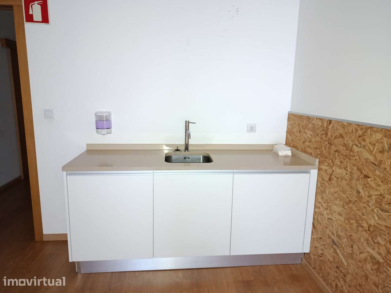 Armazém em excelente localização, junto ao nó de acesso à A28 - Grande imagem: 4/25