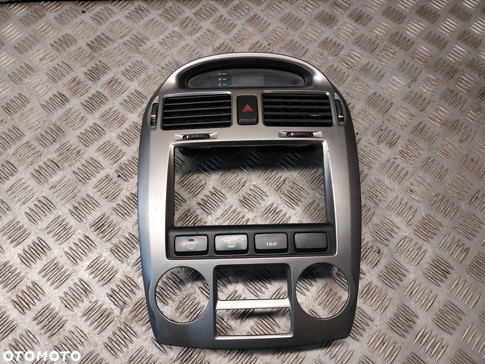 RAMKA PANELU NAWIEWU KONSOLA ŚRODKOWA KIA CERATO I 94500-2F100 - 1