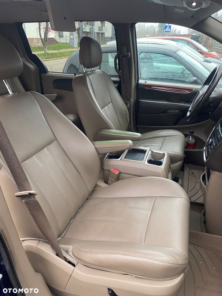 Chrysler Town & Country - 17