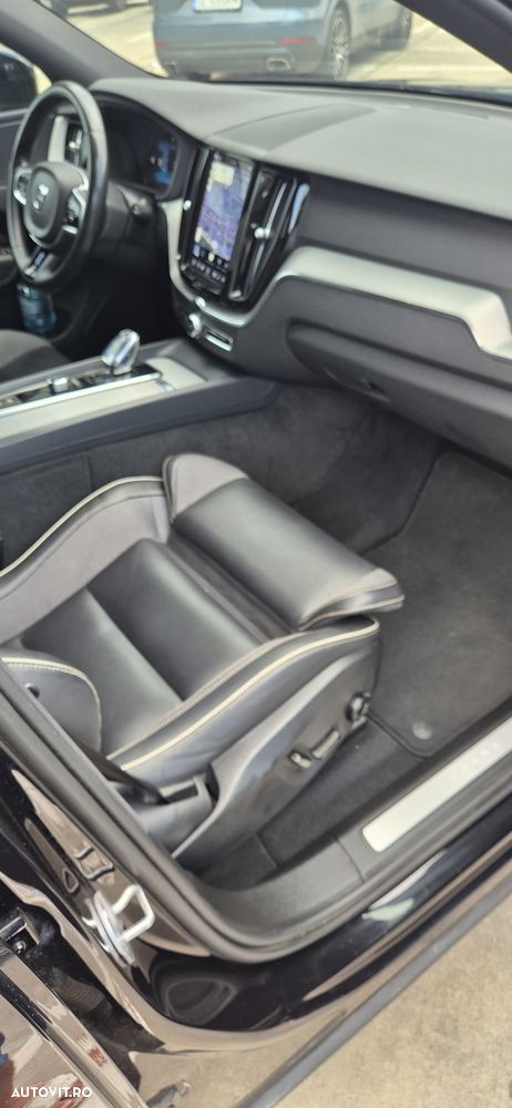 Volvo XC 60 B4 MHEV AT AWD Ultimate Dark - 4