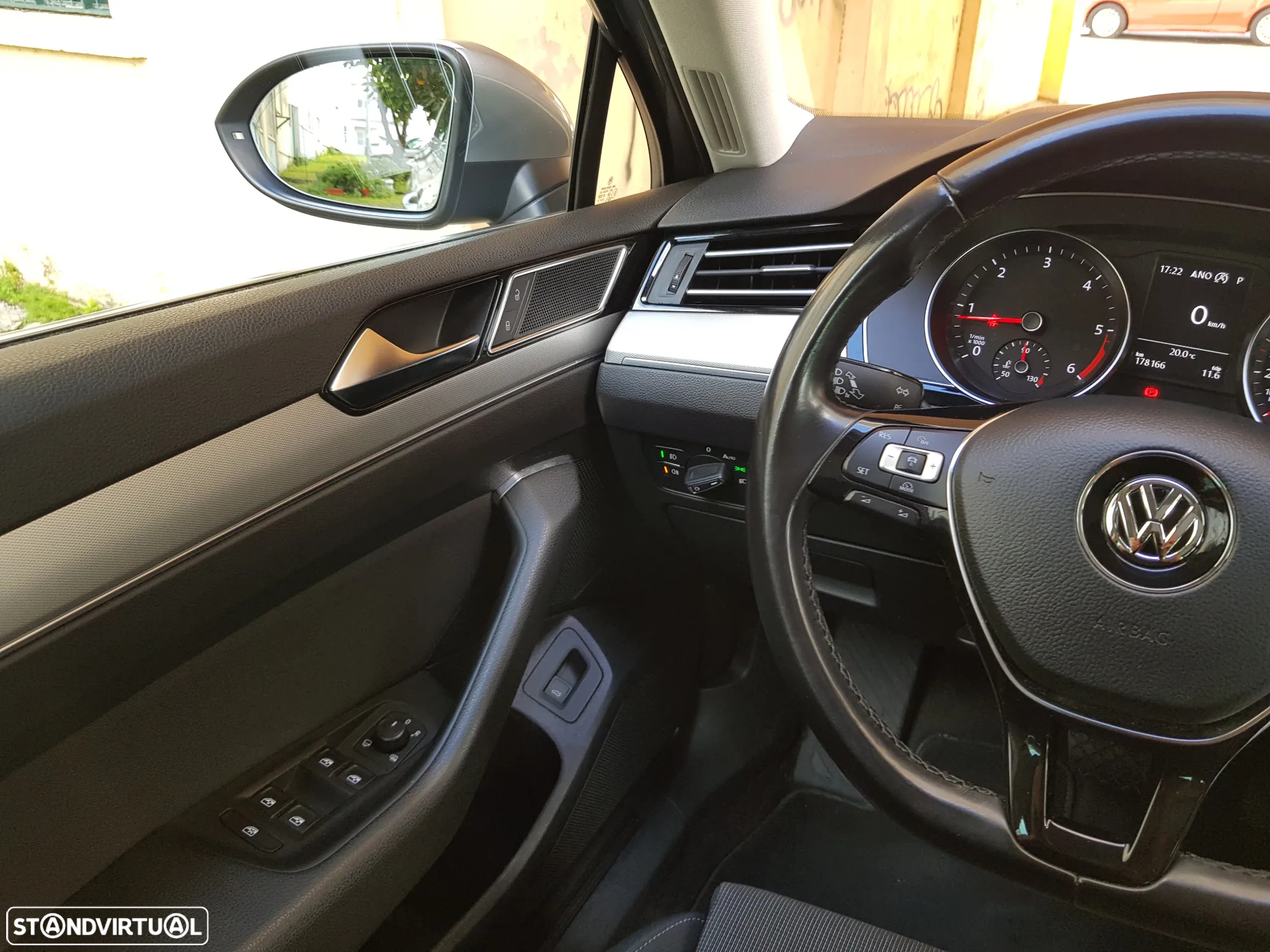 VW Passat Variant 1.6 TDI Highline DSG - 24