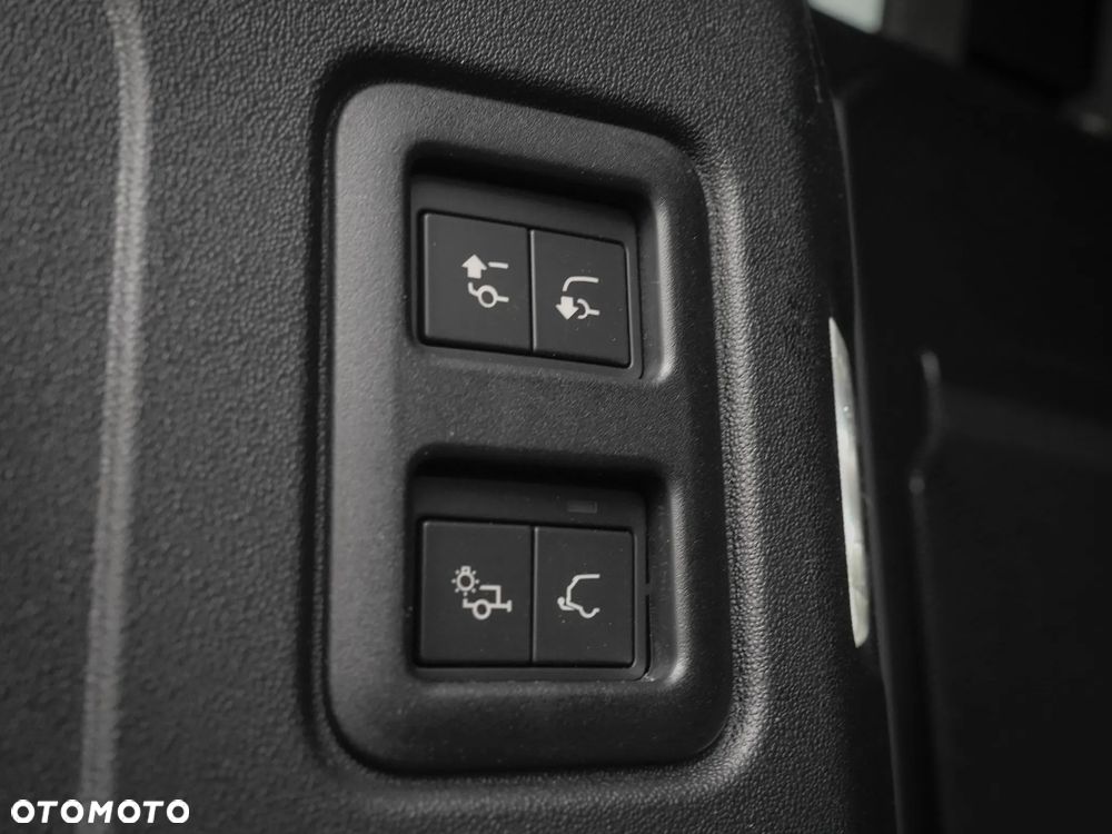 Land Rover Defender 3.0 D250 mHEV X-Dynamic SE - 32