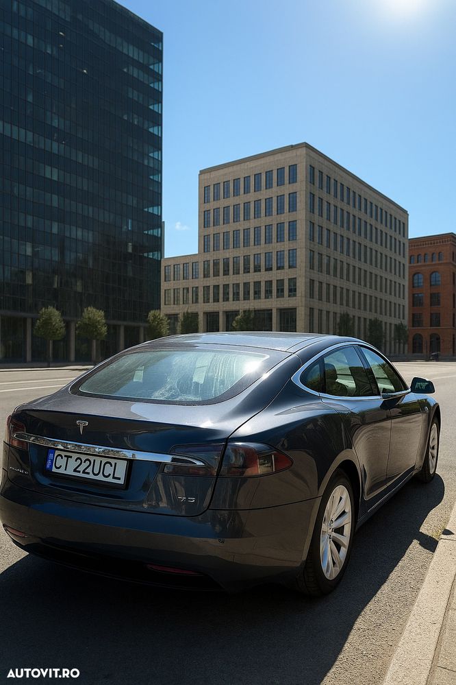Tesla Model S - 4