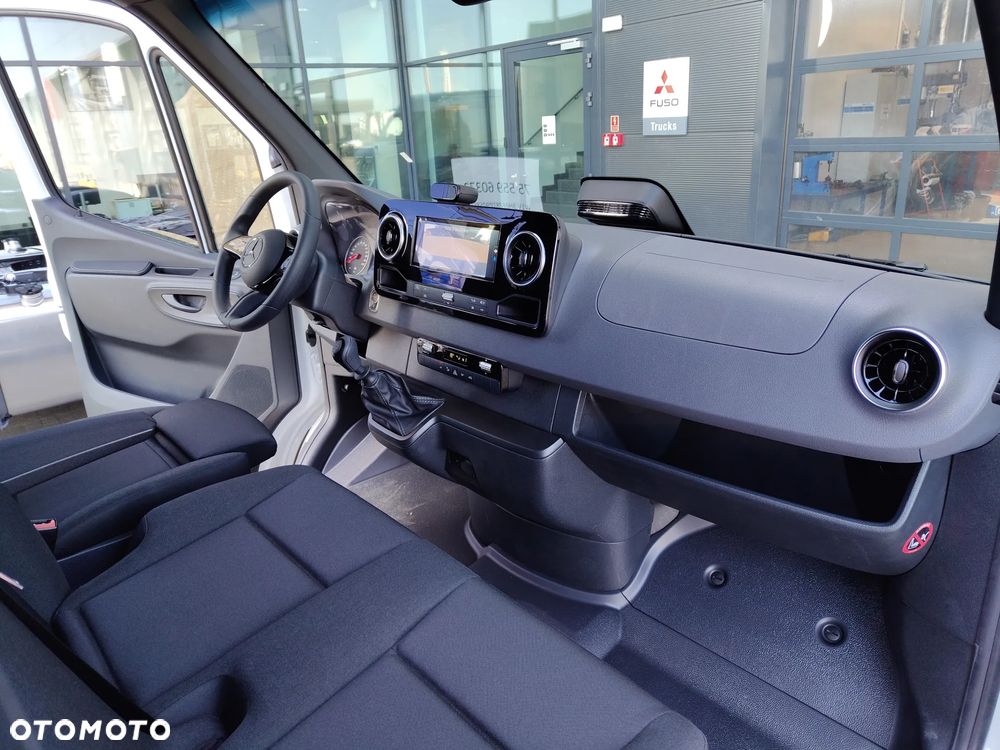 Mercedes-Benz Sprinter - 11