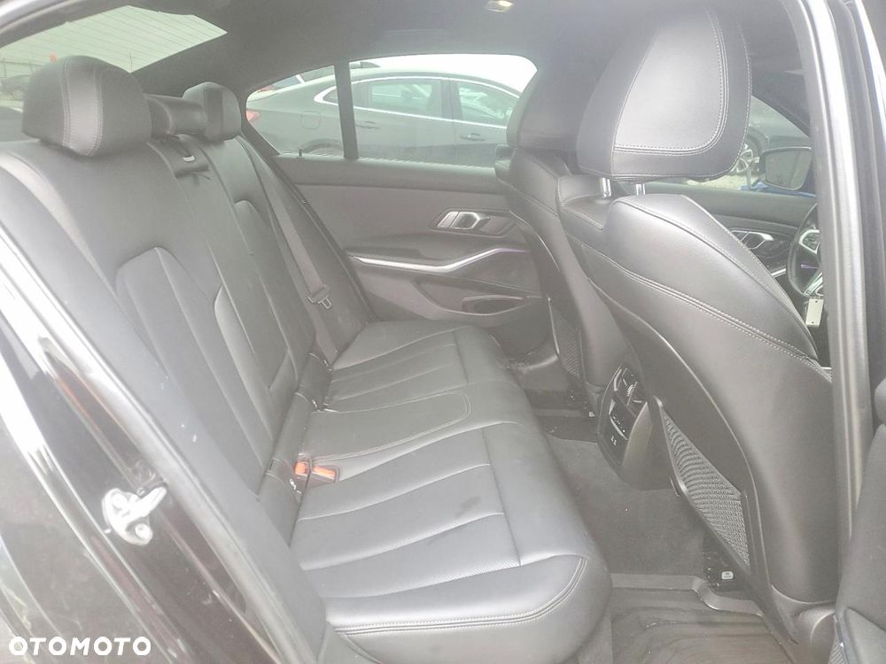 BMW Seria 3 330i xDrive M Sport - 10