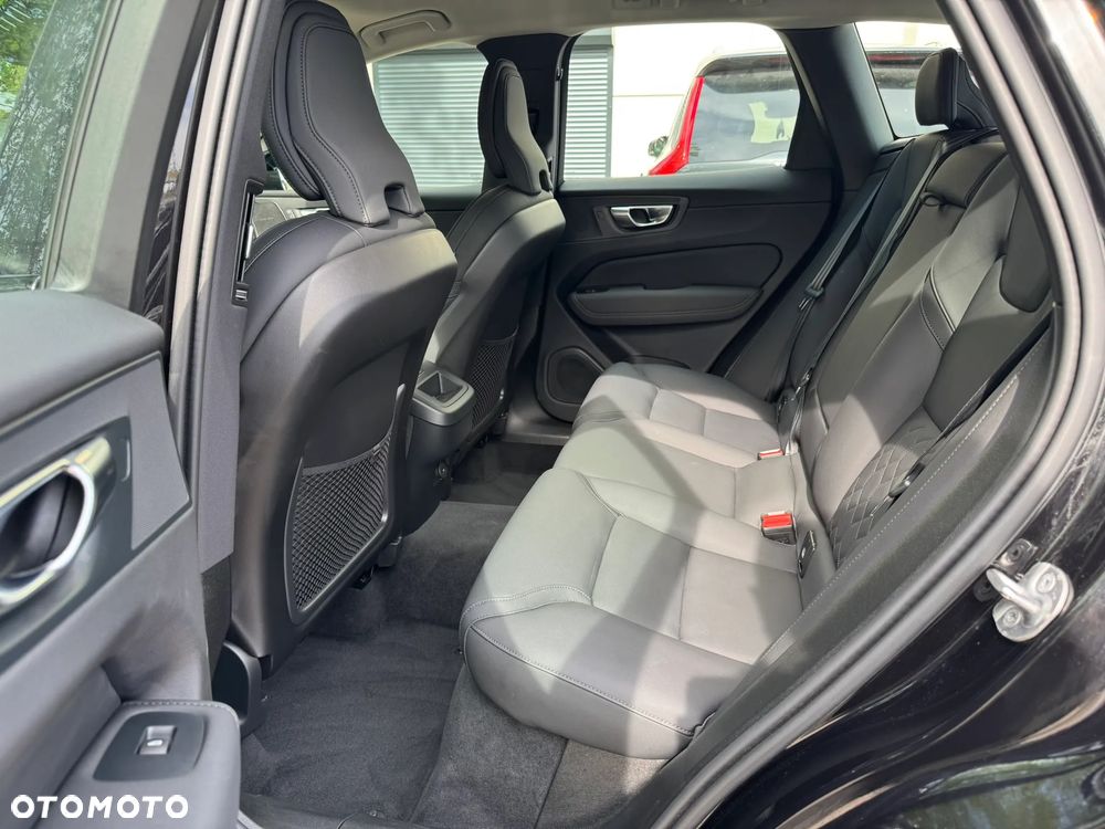 Volvo XC 60 B5 B AWD Plus Dark - 8