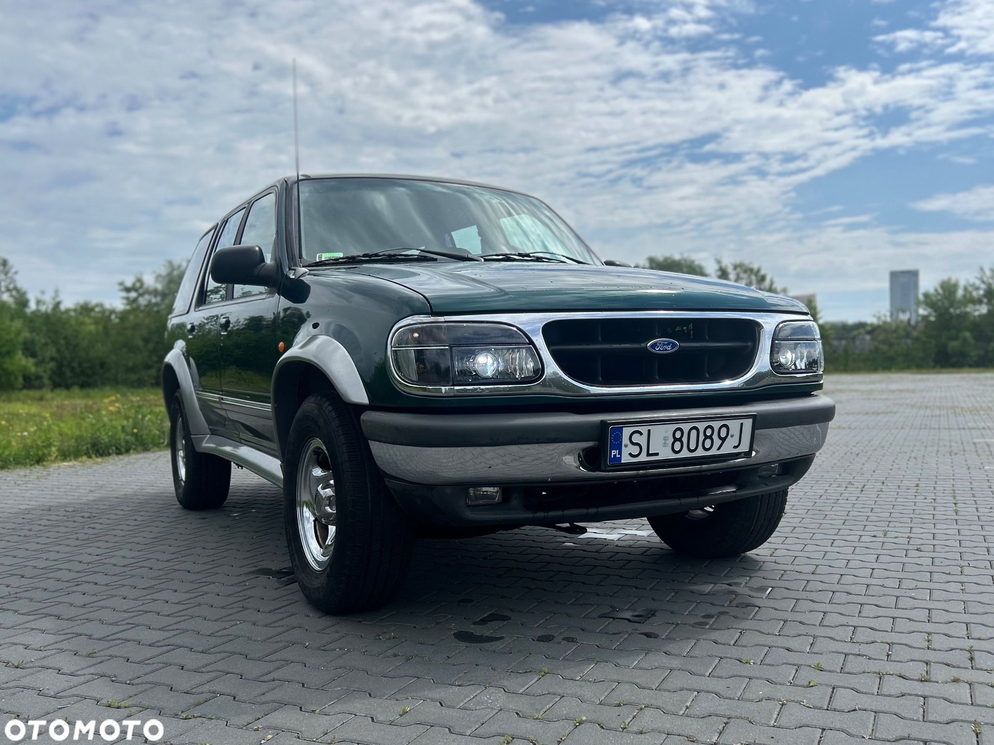 Ford Explorer Standard - 1