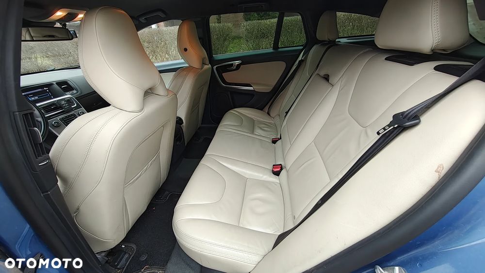 Volvo V60 D6 AWD Plug-in Hybrid Summum - 26