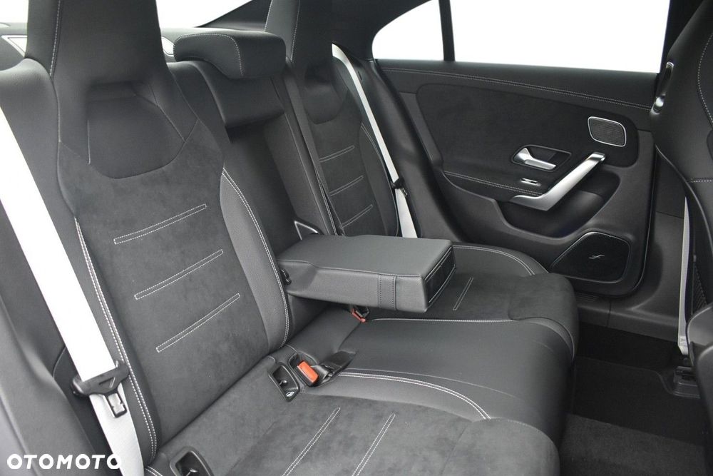 Mercedes-Benz CLA 200 7G-DCT - 11