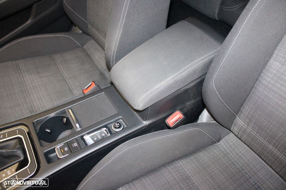 VW Passat Variant 2.0 TDI Business DSG - 36