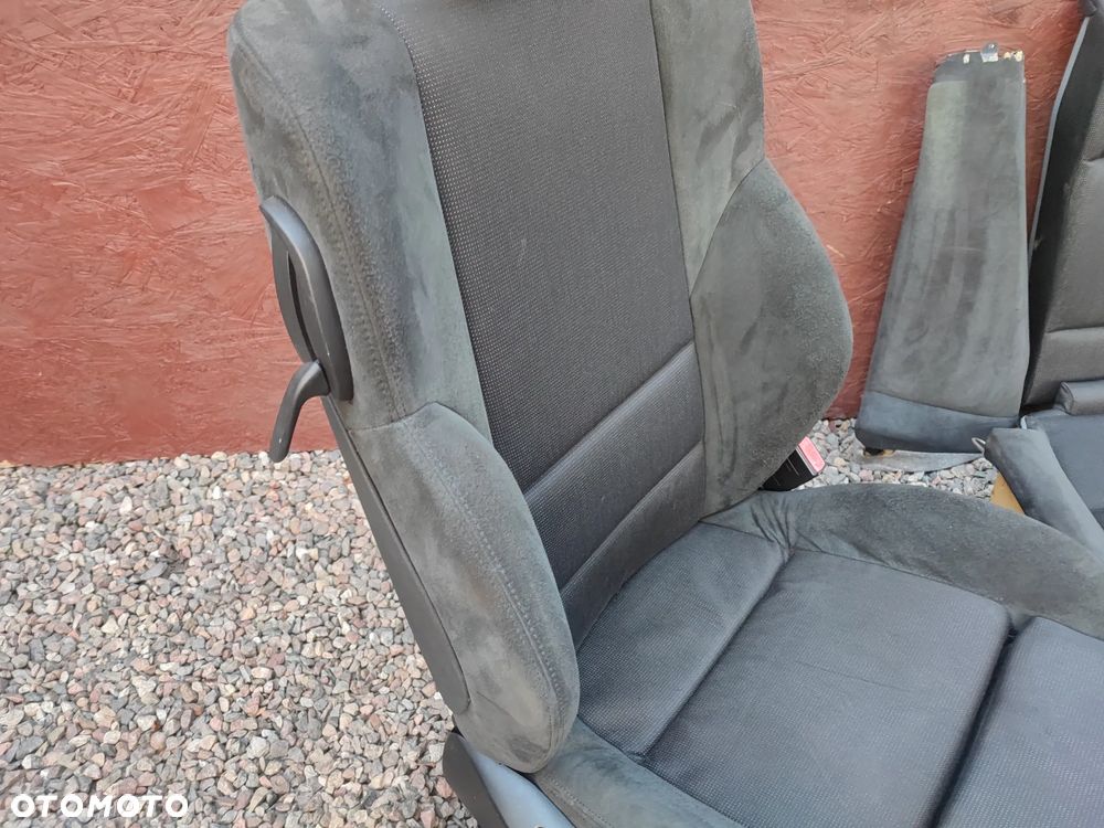 BMW E46 COUPE / M3 ORYGINALNY KOMPLET FOTELI PRZÓD SPORTSIZE / SPORTY + KANAPA TYŁ + BOCZKI EUROPA W WERSJI M-PAKIET ALCANTARA / MATERIAŁOWE ALCANTARA W BARDZO DOBRYM STANIE O NR. 52 10 8 226 419 / 52 20 7 895 608 / 52 20 7 156 167 / 52 10 7 039 640 OEM - 23