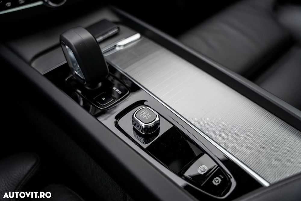 Volvo XC 60 B4 D Plus Dark - 23