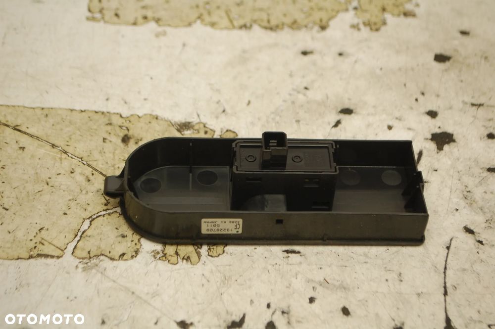 PRZEŁĄCZNIK SZYBY PANEL PRAWY PRZÓD 13228709 OPEL ASTRA III H - 2