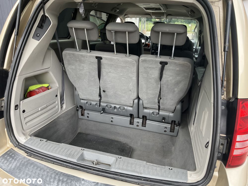 Chrysler Town & Country - 21